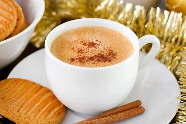 Tasse Kaffee mit Zimt und Keksen — Stockfoto