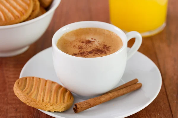 Šálek kávy se skořicí a soubory cookie — Stock fotografie