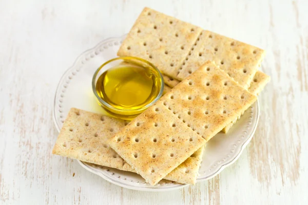 Pane tostato con olio d'oliva sul piatto — Foto Stock