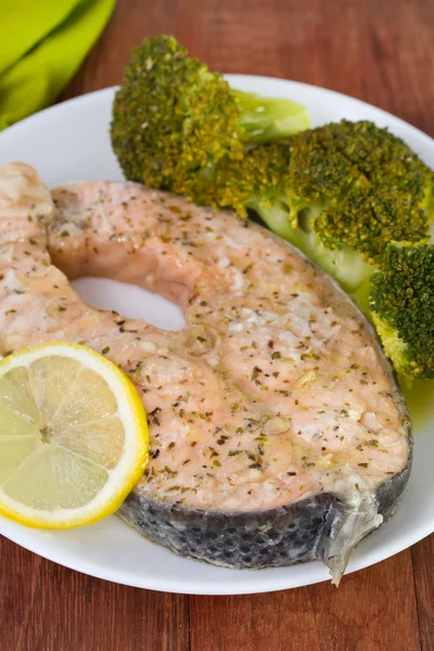 Pesce con broccoli — Foto Stock