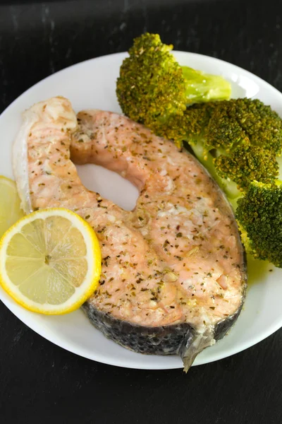 Fish with broccoli — Stock Photo, Image