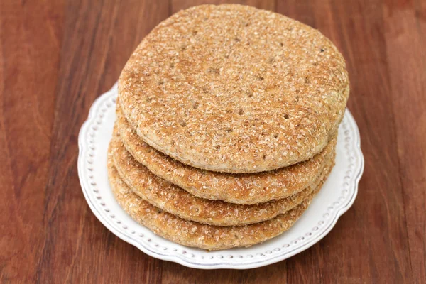 Brot auf weißem Teller — Stockfoto