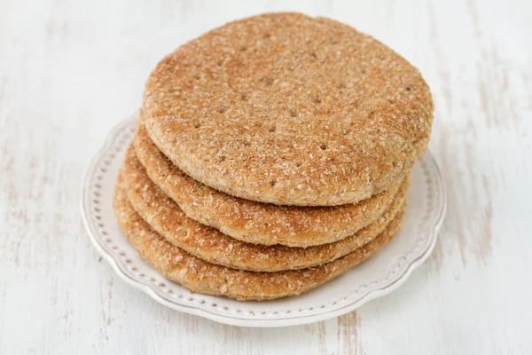 Pan en plato blanco — Foto de Stock