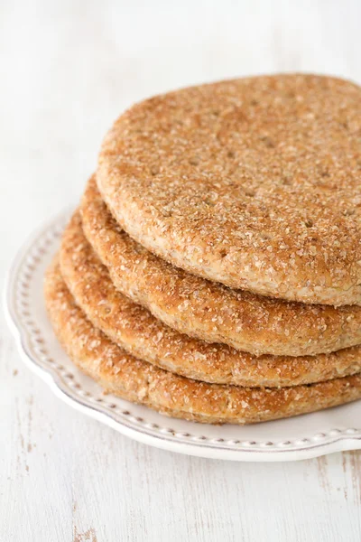 Pan en plato blanco — Foto de Stock