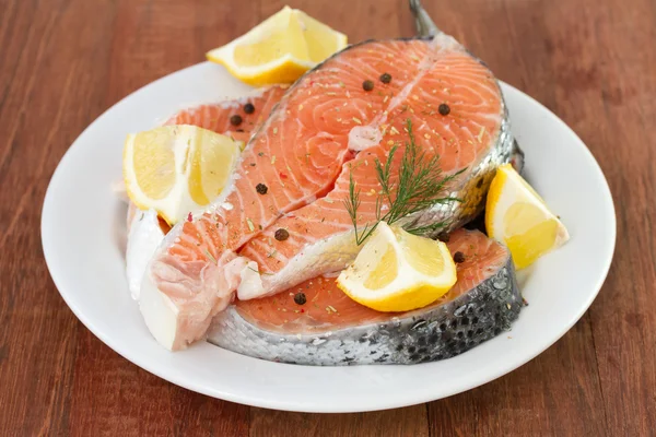 Salmón en plato blanco —  Fotos de Stock