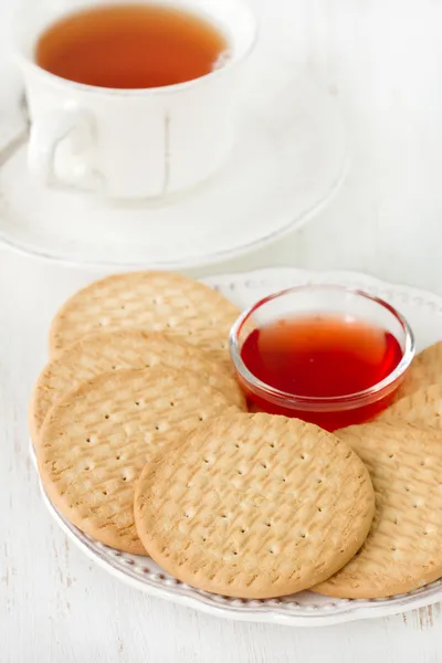 盘子里放果酱的饼干 — 图库照片