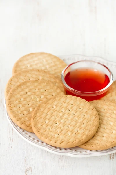 Kekse mit Marmelade auf Teller — Stockfoto