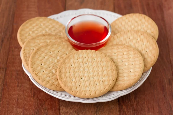 Koekjes met jam op bord — Stockfoto