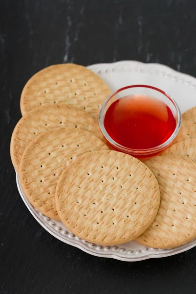 盘子里放果酱的饼干 — 图库照片