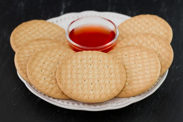 Kekse mit Marmelade auf Teller — Stockfoto