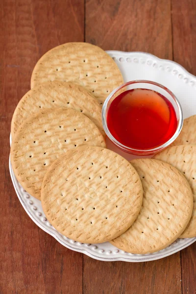 Kekse mit Marmelade auf Teller — Stockfoto