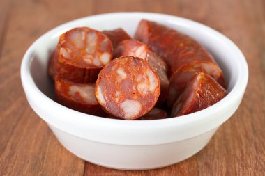 chourico kahverengi zemin içinde kase