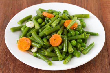 Tabakta haşlanmış sebze