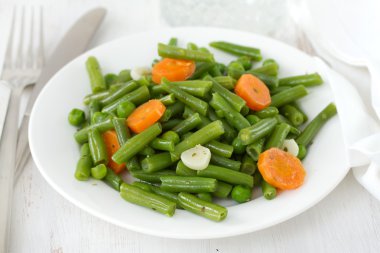 Tabakta haşlanmış sebze