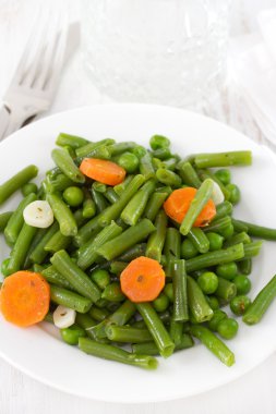 Tabakta haşlanmış sebze