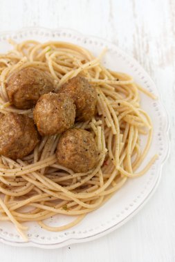 köfteyle yapılan beyaz tabak spagetti