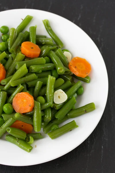 Kokta grönsaker på tallriken — Stockfoto