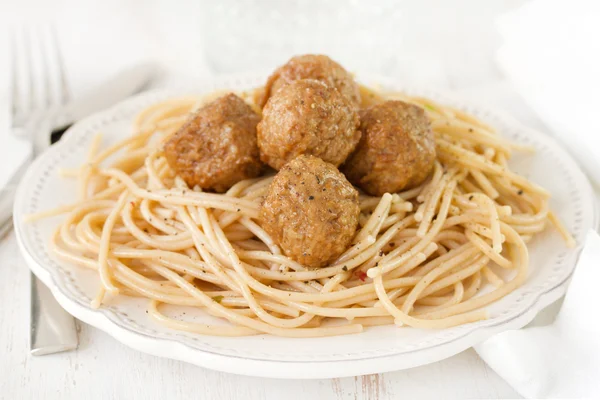 Фрикадельки со спагетти в белой тарелке — стоковое фото