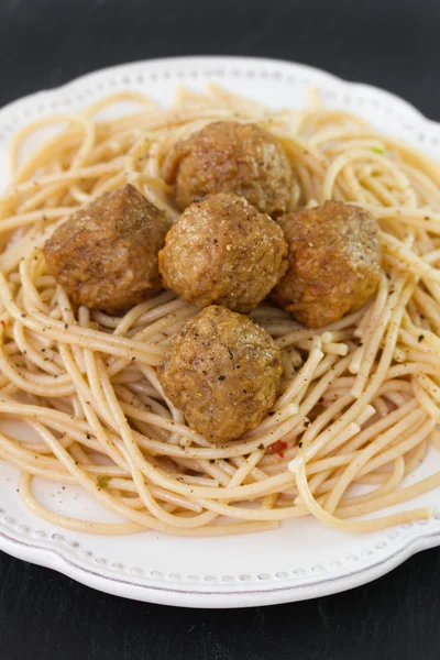 Albóndigas con espaguetis en plato blanco — Foto de Stock