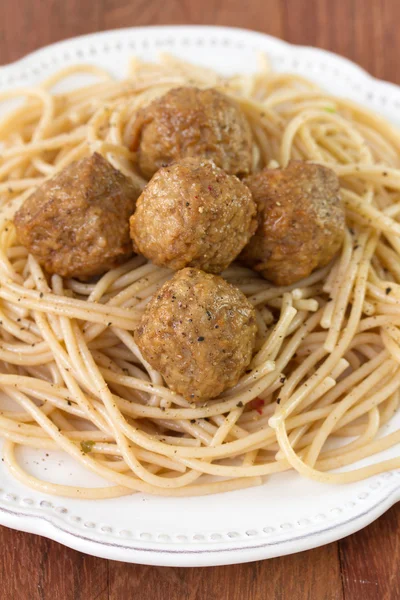 Фрикадельки со спагетти в белой тарелке — стоковое фото