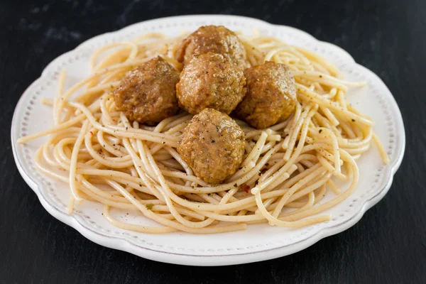 Albóndigas con espaguetis en plato blanco — Foto de Stock