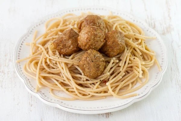 Фрикадельки со спагетти в тарелке — стоковое фото