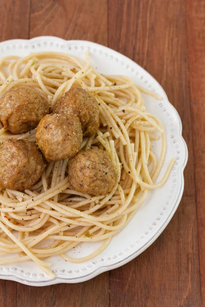 Polpette con spaghetti in piatto — Foto Stock