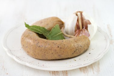 alheira beyaz plaka üzerinde