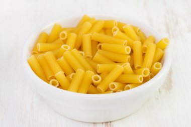 Beyaz bir kapta makarna