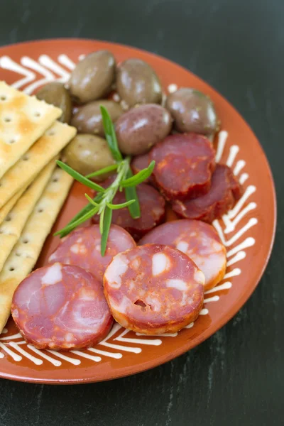 Würstchen mit Oliven auf Teller — Stockfoto