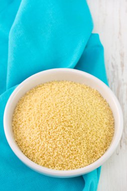 kuskus üzerinde beyaz kase