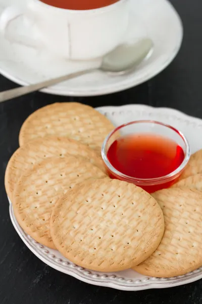 Biscotti con marmellata e tazze di tè — Foto Stock