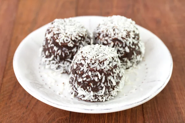 Шоколадные кокосовые конфеты — стоковое фото