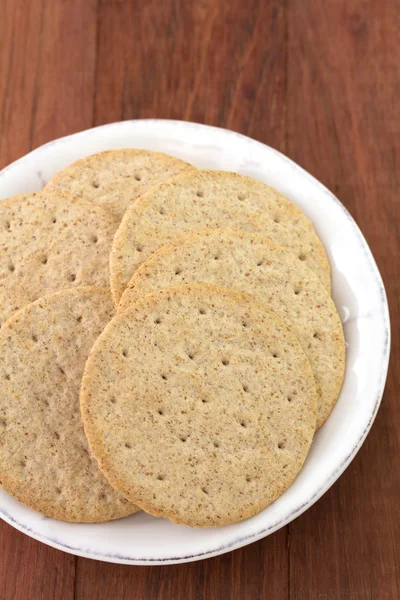 Biscuits aux céréales sur assiette — Photo