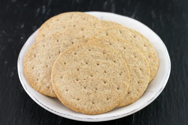 Biscuits aux céréales sur assiette — Photo