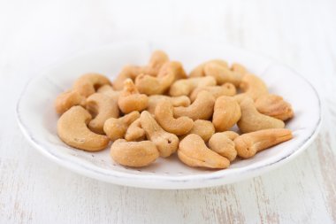 Beyaz tabakta tuzlu kaşu