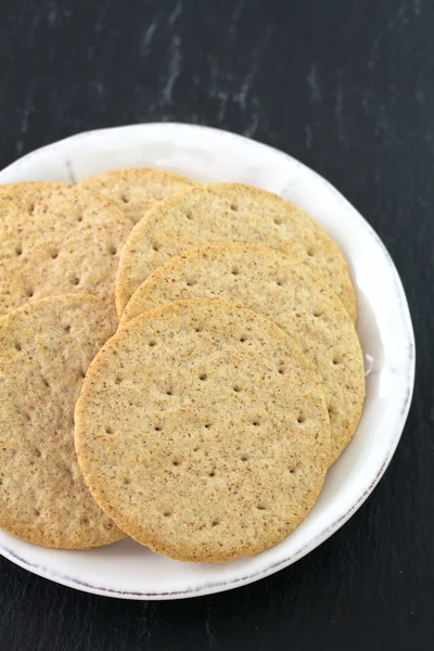 Soubory cookie na štítku na černém pozadí — Stock fotografie