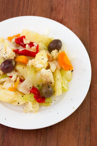 Salada de peixe com legumes e azeitonas — Fotografia de Stock