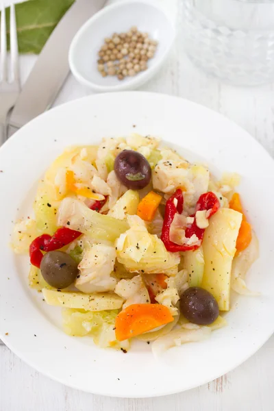 Salată de pește cu legume și măsline — Fotografie, imagine de stoc