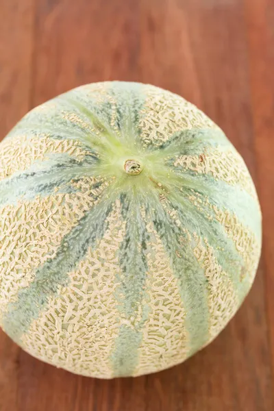 Meloun na hnědé pozadí — Stock fotografie