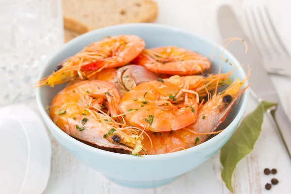 Shrimps in blue bowl — Stock Photo, Image