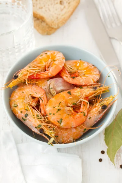 Shrimps in blue bowl — Stock Photo, Image