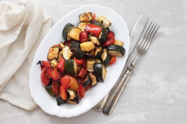 seramik üzerinde küçük bir tabakta pişmiş sebzeler