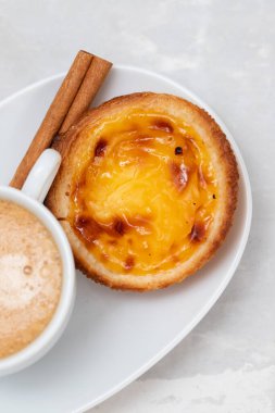 Tipik Portekiz tatlı pastel de nata ve bir fincan kahve.