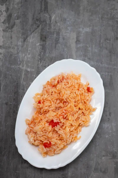 Carne Frita Con Arroz Tomate Plato Blanco Sobre Cerámica — Foto de Stock