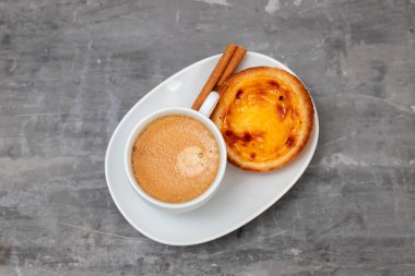 Tipik Portekiz tatlı pastel de nata ve bir fincan kahve.