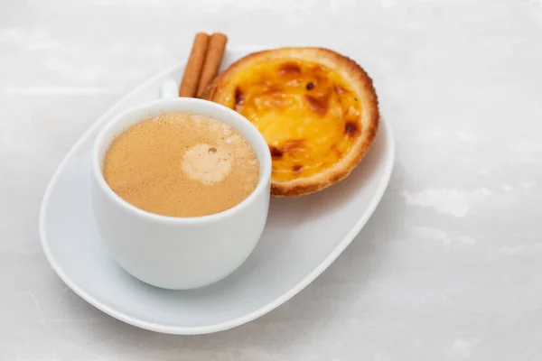 Makanan Penutup Khas Portugis Pastel Nata Dengan Secangkir Kopi — Stok Foto