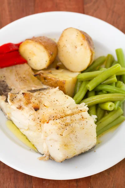 Peixe de bacalhau com batata e feijão — Fotografia de Stock