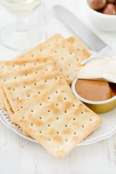 Pain grillé avec pâté de poisson — Photo