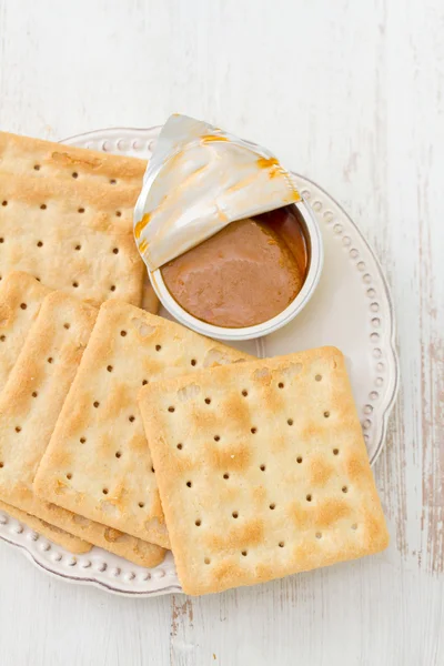 Pain grillé avec pâté de poisson — Photo